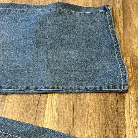 Well Worn Wide-Leg High-Rise Jeans in Medium Blue - Picture 6 of 8